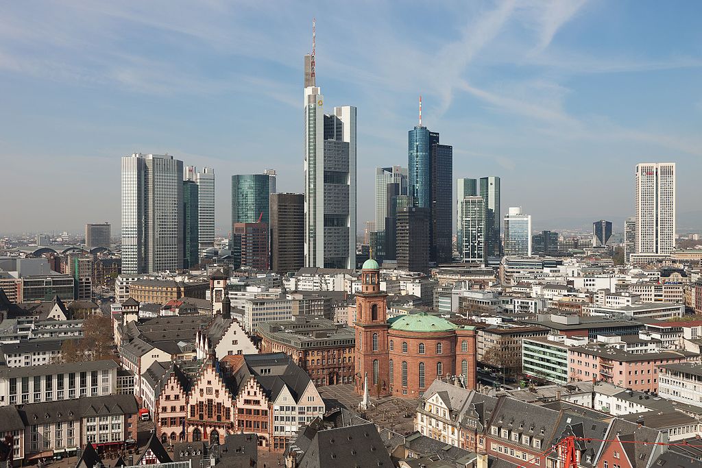 Frankfurter_Altstadt_mit_Skyline_2012-04